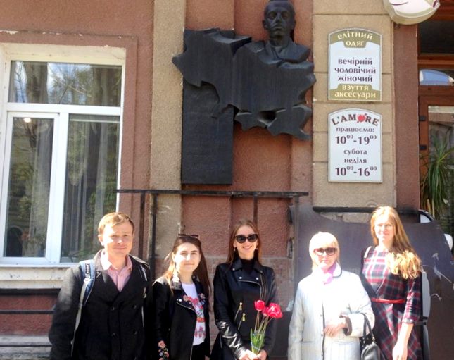 Географи біля меморіальної дошки С. Рудницького